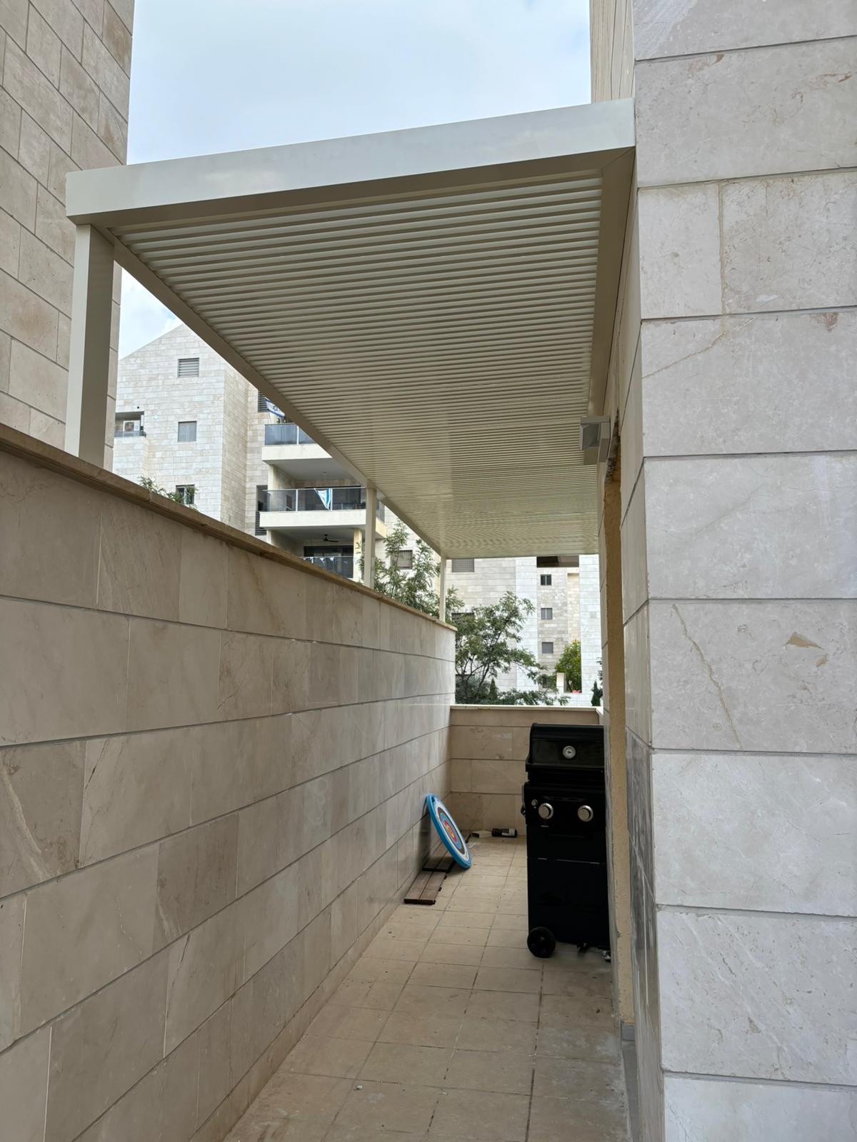 פרויקט פרגולה למעבר צר - פרגולות מבית צל הרים