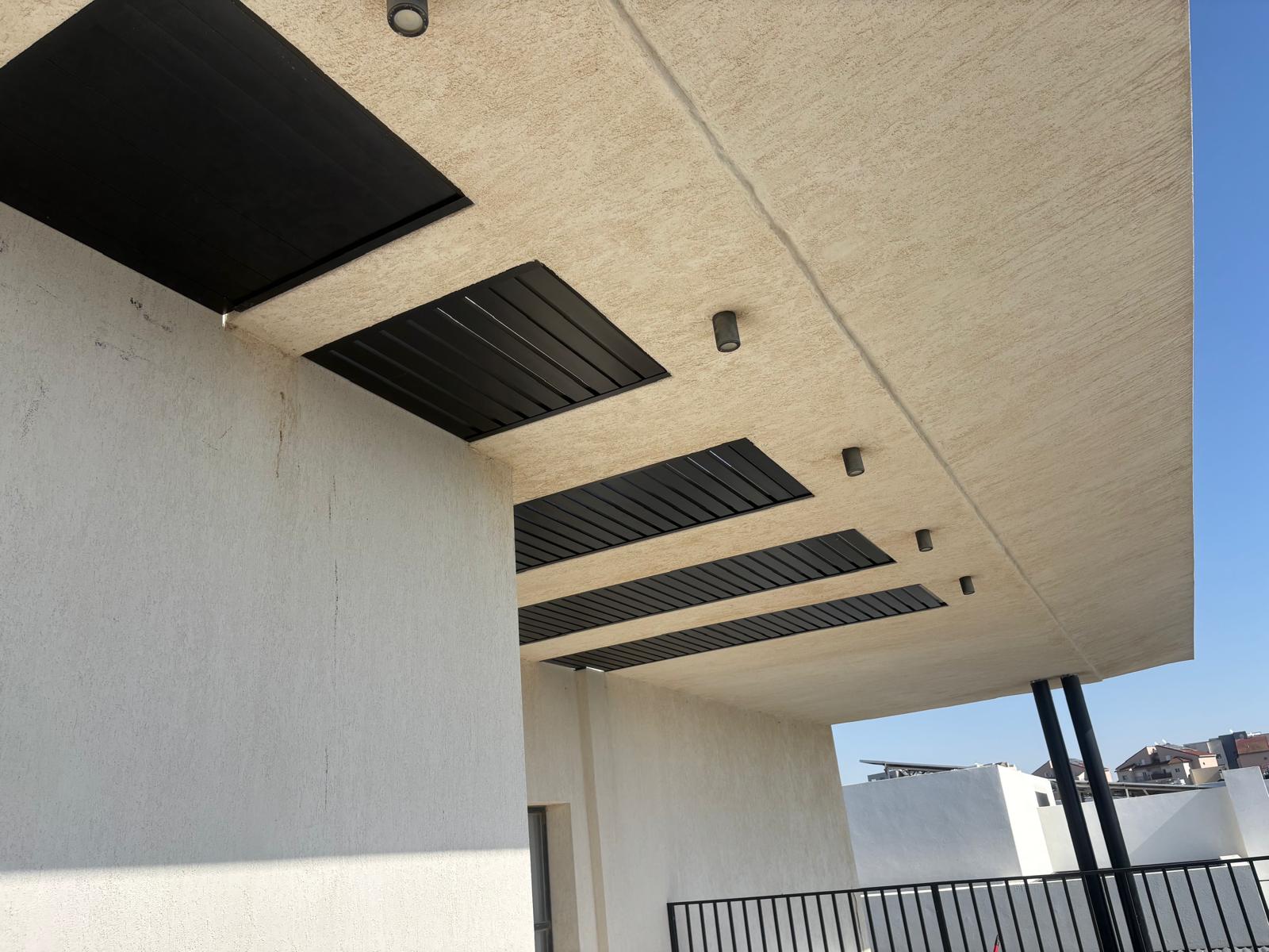 רפפות תקרה שחורות במרפסת