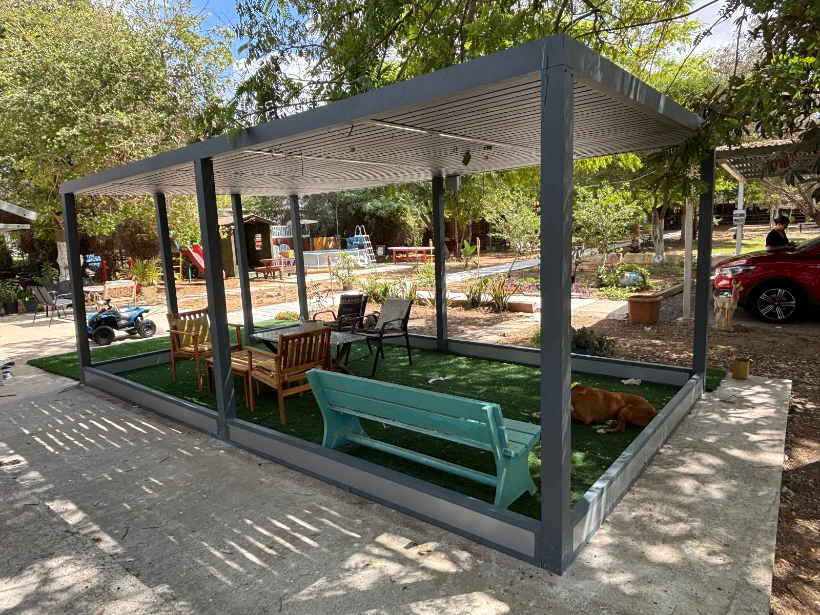 פרגולה עצמאית לגינה בגוון אפור