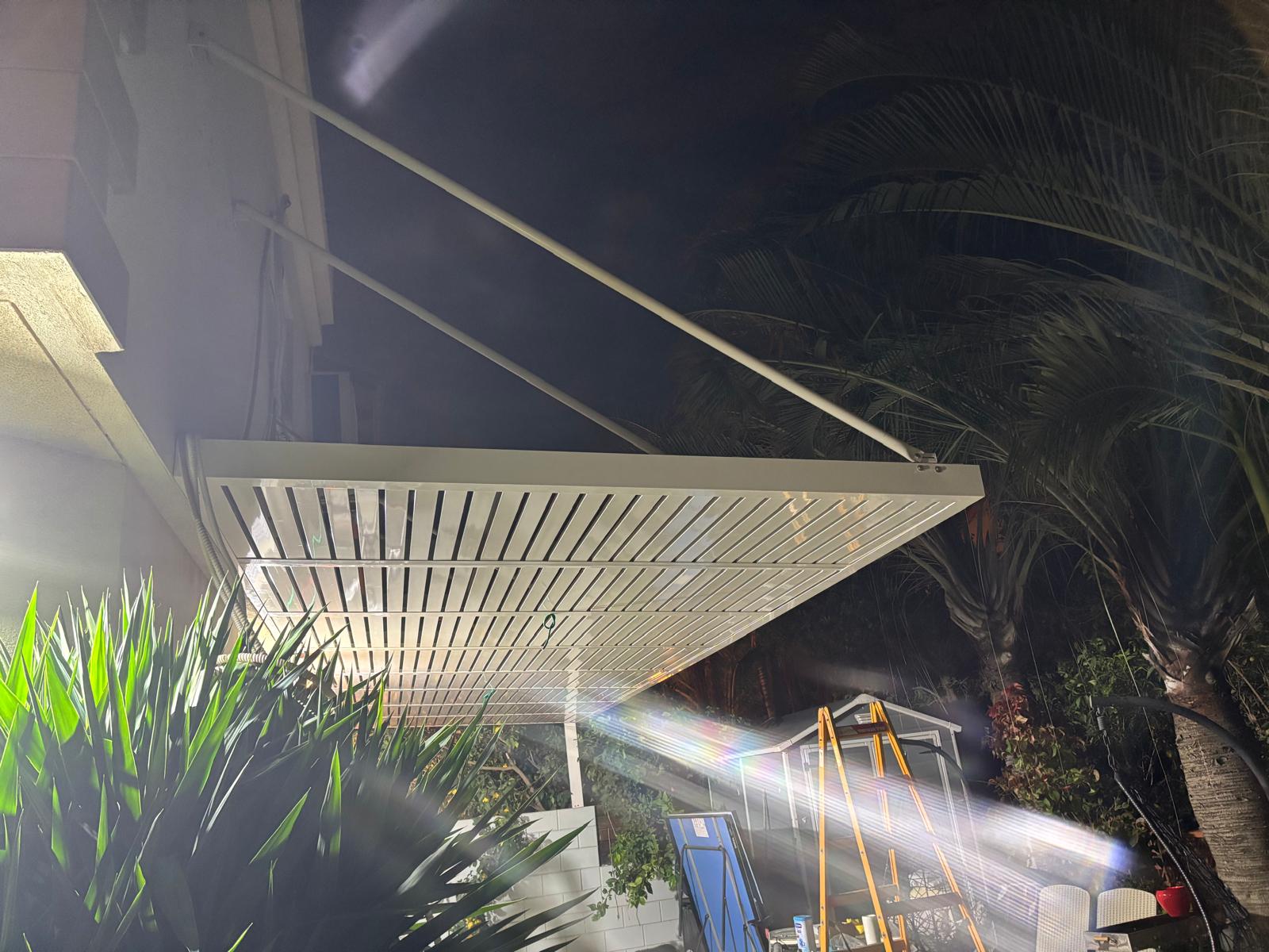 פרגולת רפפות בגינה טרופית בלילה